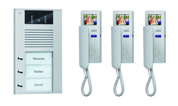 TCS dörrkontrollsystem video: pack AP för 3 bostäder, med ytterdörrstation AVD 3 klockknappar, 3x videodörrstelefon IVH3222, kontroll, PVE1530-0010